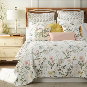 Levtex Home Viviana Quilt Set– Twin/Twin XL Floral Botanical Bedding $119 Retail